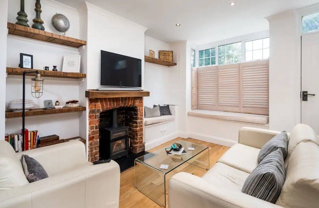Pass the Keys | Beautiful Period Cottage in Chorleywood Sleeps 6
