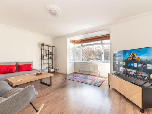 Pass the Keys Bright Spacious 4BR House Elizabeth Line