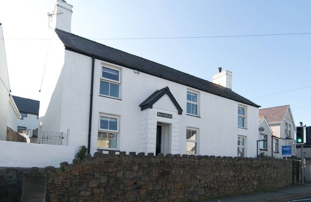 Pass the Keys | Spacious Cottage in central Benllech with parking