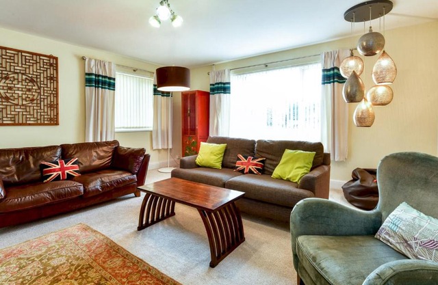 Pass the Keys Spacious 4 Bedroom home with Parking Garden