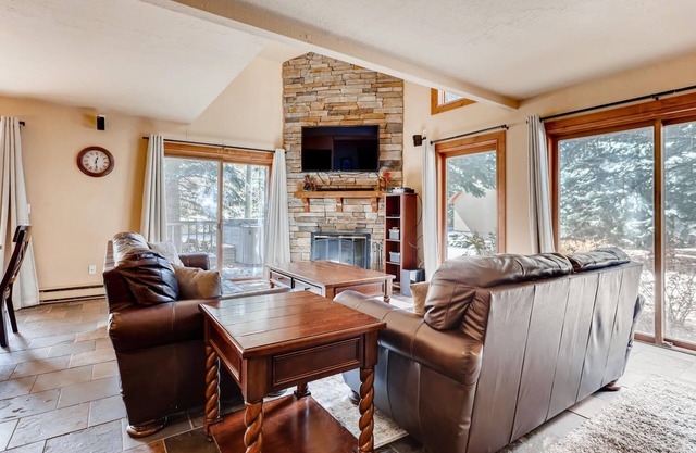 Pay For 4 Bedrooms Get Bonus Room Free, 5 Min WALK TO VAIL BUS, PRIVATE HOT TUB,