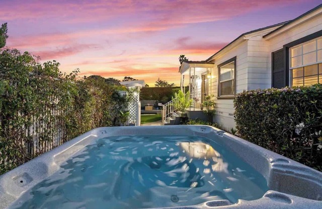 PB 3br Beach Retreat : Hot tub and Mini Golf