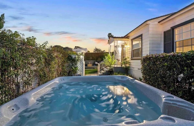 PB Hot tub Large Guesthouse + MiniGolf Sleeps 16+