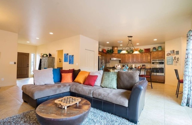 Peace calling? Stargaze on Roof Deck, Red Rock Views to Relax, Sip & Enjoy!