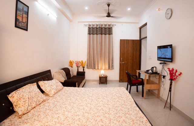 Peaceful 1BHK Near Taj | Kitchen + Breakfast