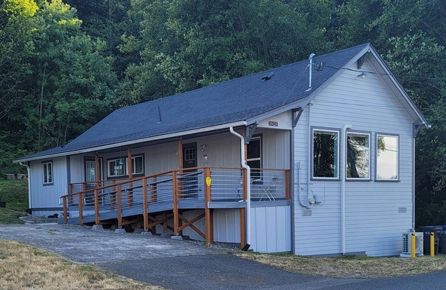 Peaceful 2+ Bedroom House, Salt Water Peekaboo Views, WiFi, A/C & near the Park.
