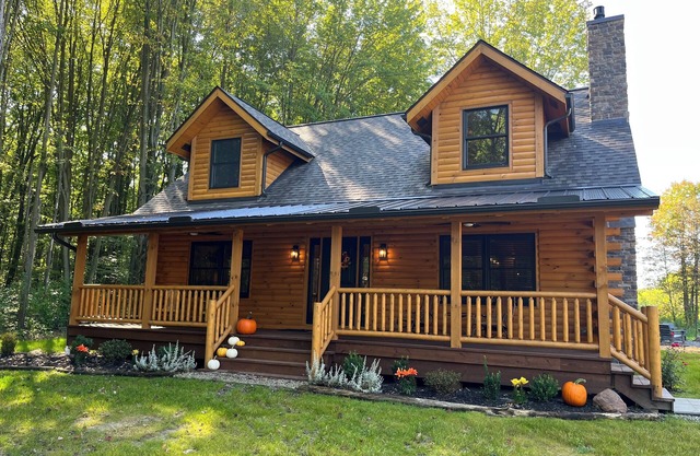 Peaceful 3BR Cabin Retreat w/Hot Tub-Near Wineries, Geneva-on-the-Lake & Spire