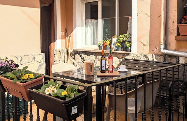 Peaceful 4-bedroom holiday home nestled between green mountains and beaches.