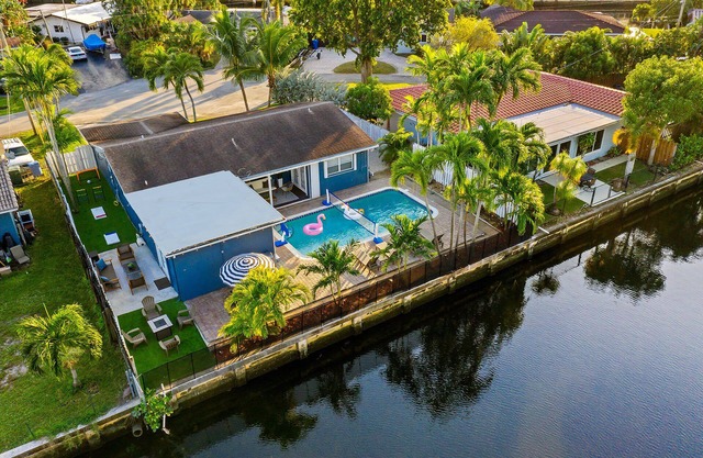 Peaceful 5BR -Waterway Views & Private Heated Pool