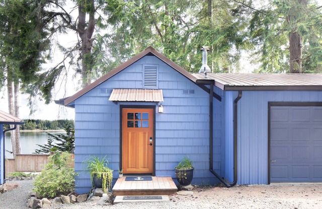 Peaceful - Beach Side Studio Cottage with Beach Access