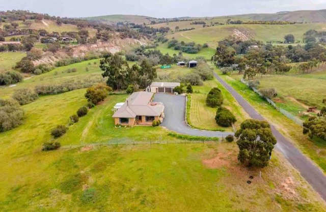 Peaceful FarmHouse stay next to Bacchus Marsh Town