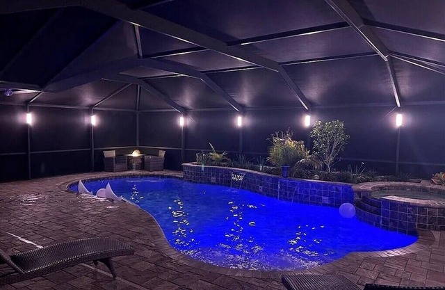 Peaceful Getaway 3-bedroom with chef's kitchen, heated pool and hot tub