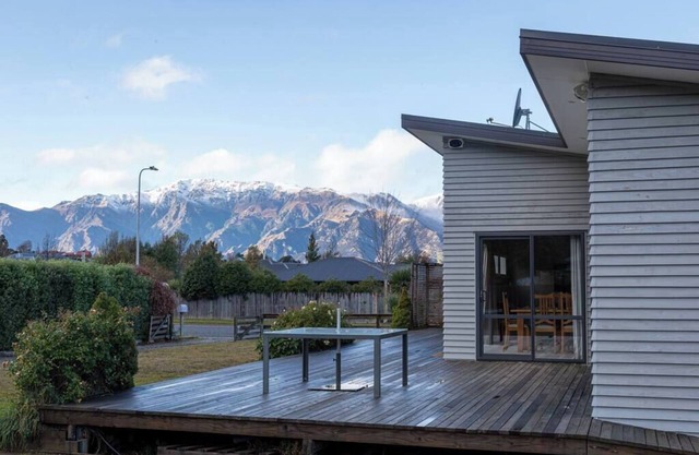 Peaceful Hawea Escape