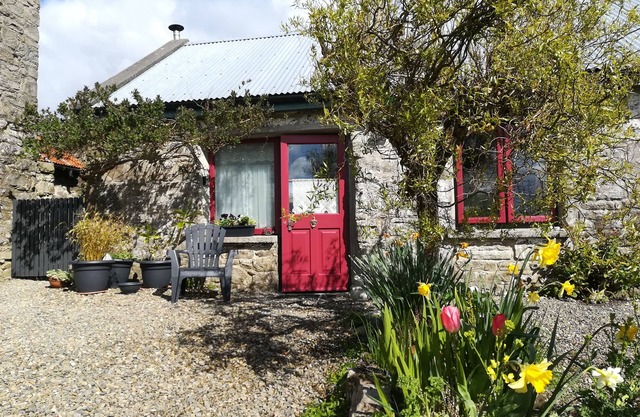 Peaceful holiday cottage central to places of interest. Free WiFi and parking