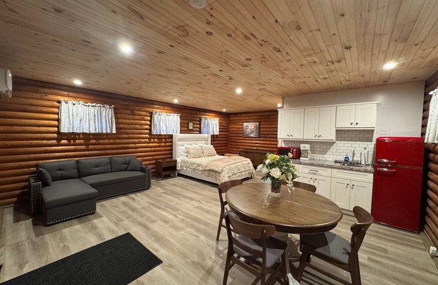Peaceful log cabin on a back gravel road with private deck and amenities of home