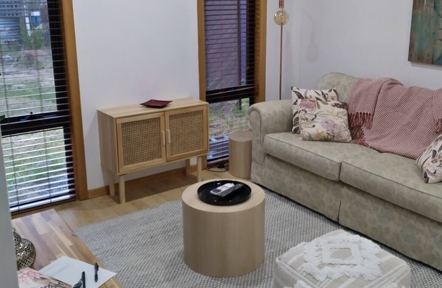 Peaceful Pet Friendly! cottage set on 1 acre - 5 mins from beach