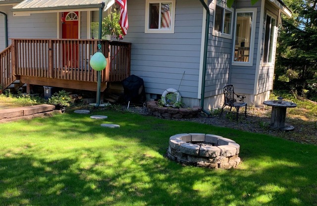 Peaceful & Private House w/cozy loft, close to beach w/self checkin 🌲