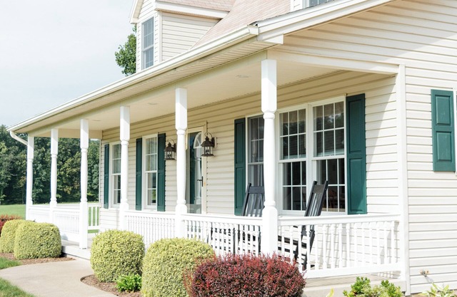 Peaceful quiet setting with large yard, creek, 3 bedrooms, AC, WiFi,