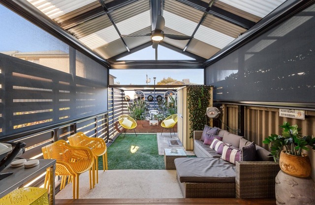 Peaceful Retreat Steps from Semaphore Beach