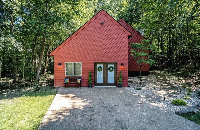 Peaceful retreat with creek and wildlife spotting!