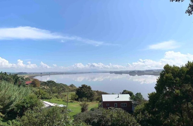 Peaceful riverfront cottage in tiny northland town