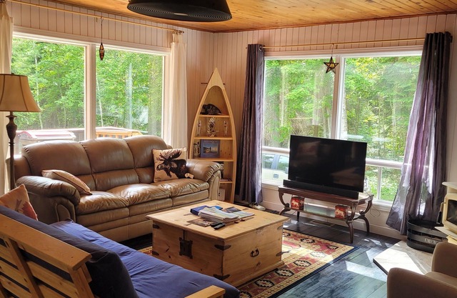 Peaceful sound's of nature!right outside the east gate of Algonquin park .