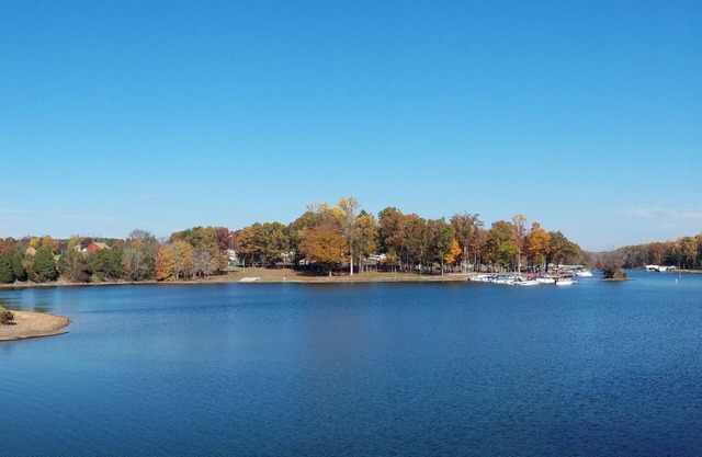 Peaceful, spacious waterfront oasis with 250ft waterfront & private beach, dock