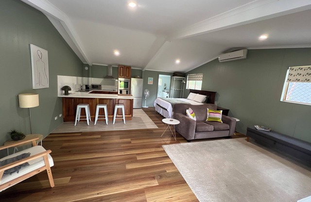 Peaceful studio located on 5 acres in central Mount Barker, 8 mins walk to shops