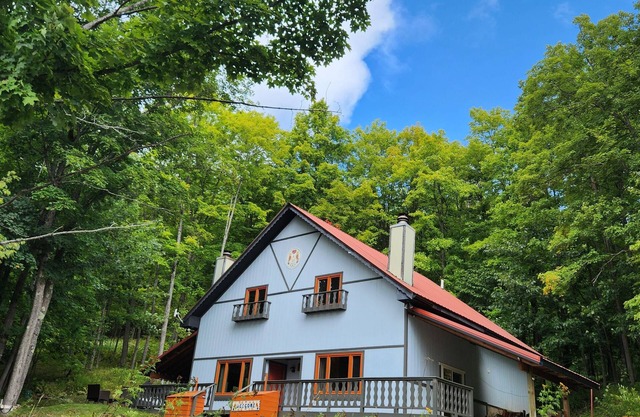 Peaceful Updated Ski Chalet across the street from Ski Brule Mountain -LEFT Side