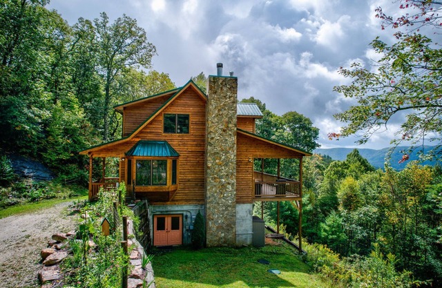 Peaceful View- 3 bed 3 bath home near Jonas Ridge. Pet friendly, mountain view, and a fire pit