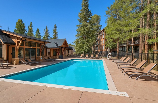 Peak 9 Comfort and Convenience: 2-Bedroom Condo Steps from Slopes and Downtown