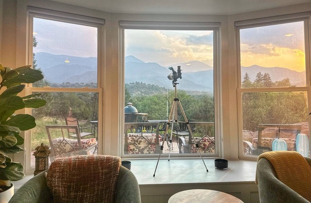 Peak View Guesthouse - Stunning Views and a short walk into Garden of the Gods!