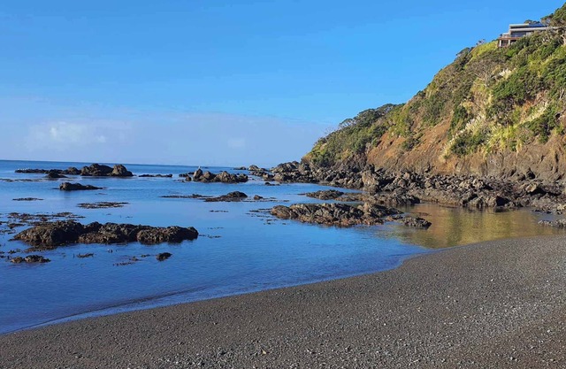 Pebble cottage. Tutukaka Coast. Short walk to a nearby beach. Pet friendly.