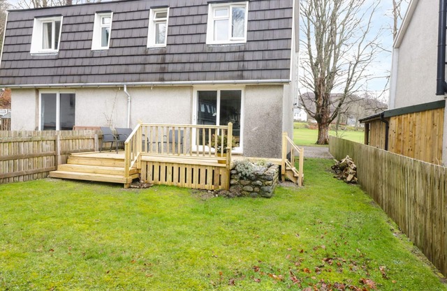 PEBBLE NOOK, pet friendly, country holiday cottage in Onich