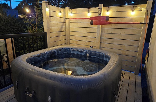 Pebble Oceanside RV Retreat – Waterfront Hot Tub & Deck