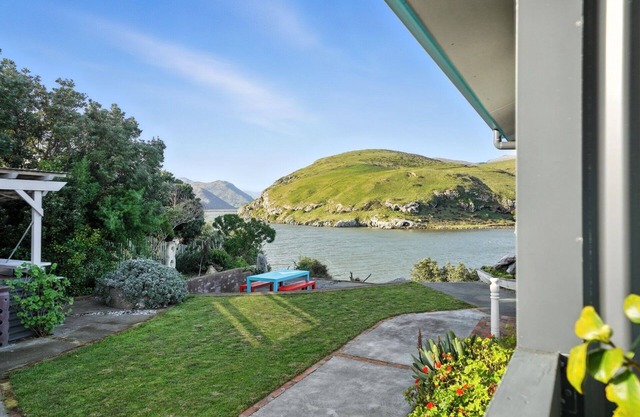 Pebble Shore Haven - Little River Holiday Home