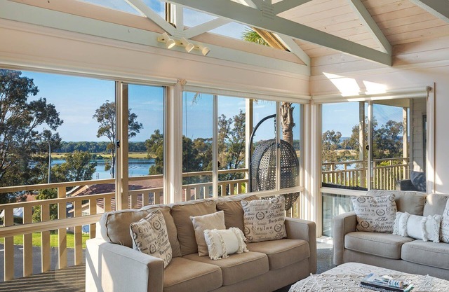 Pelican Lake House - 4 bedroom pet friendly