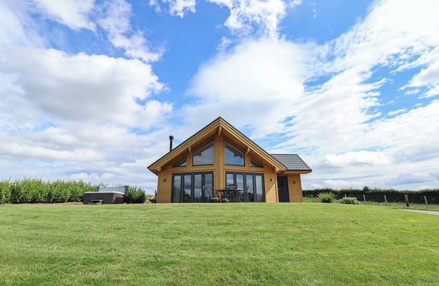 PEN BRYN, family friendly, character holiday cottage in Ruthin