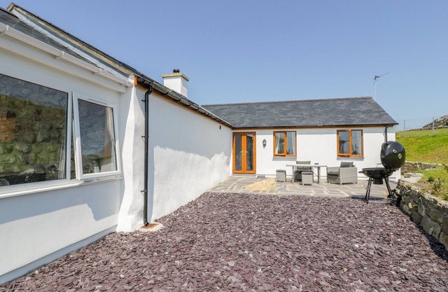 PEN Y BRAICH UCHAF, pet friendly, with open fire in Tremadog