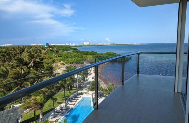 Peninsula Luxury Apartments with ocean front and espectacular views - no pets