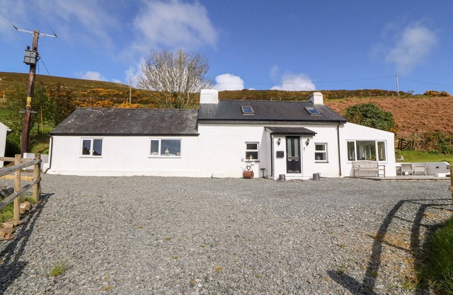PENNANT COTTAGE, pet friendly, with a garden in Llithfaen