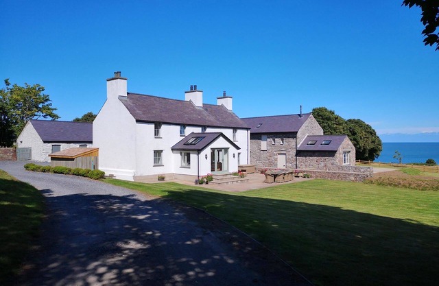 PENRHYN FARM, pet friendly, luxury holiday cottage in Moelfre