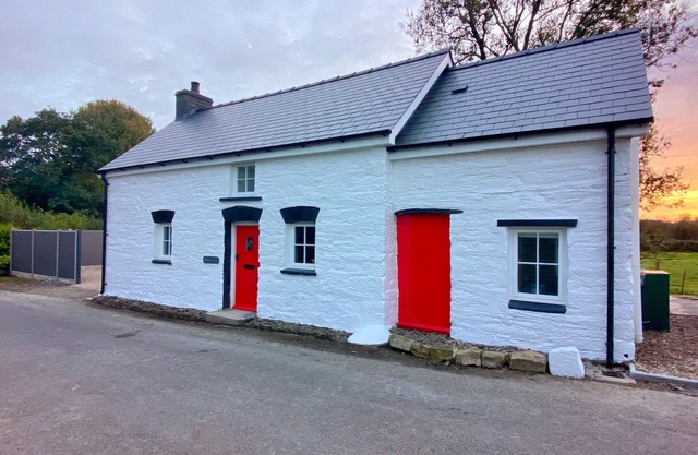 PENSARNGERRIG, pet friendly, character holiday cottage in Rhydlewis