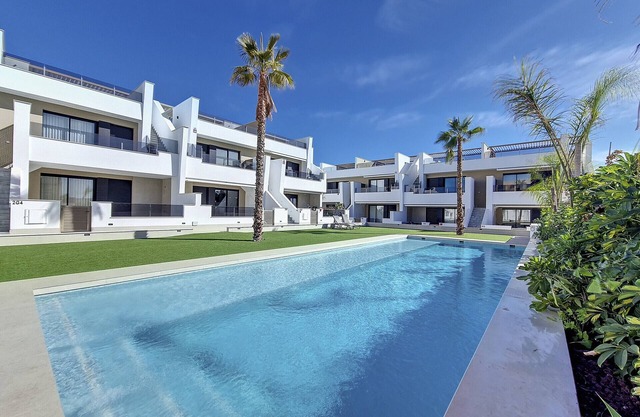 Penthouse apartment with pool, parking and Wi-Fi