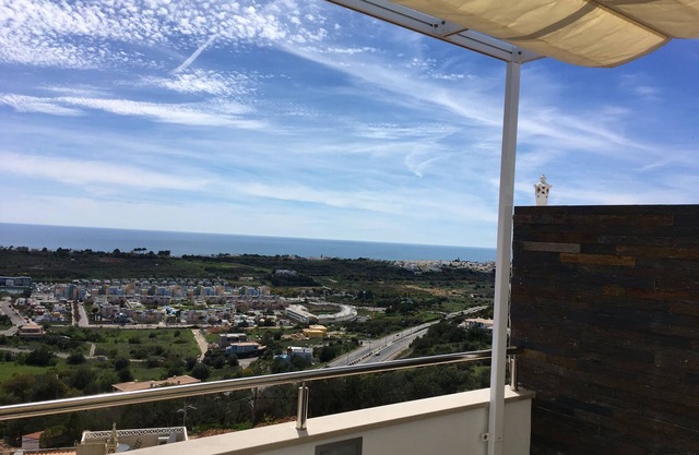 Penthouse 2 bed apt, Stunning Sea Views, Air Con