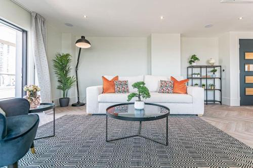 Penthouse - 3 Beds - Balcony - Leisure Stay