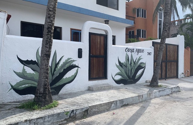 Penthouse Suite - 3rd Floor With Balcony Overlooking The Pool 1 Block From Beach