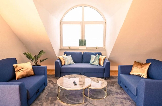 Penthouse-suite Near University