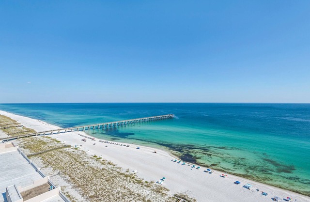PENTHOUSE - TOP FLOOR - BEACHFRONT & CHAIRS - POOL - BALCONY - GYM-NEW ELEVATORS