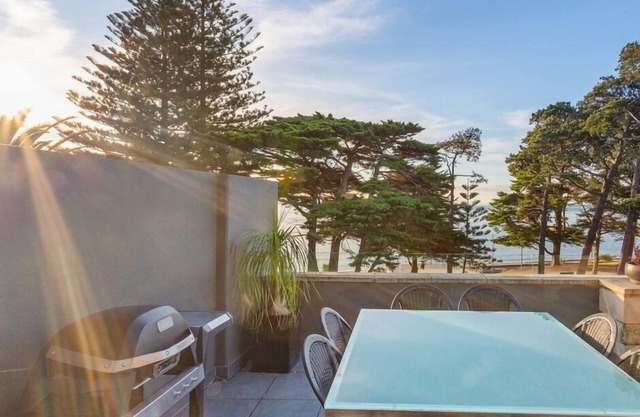 Penthouse Waterfront Apt Sleep 4